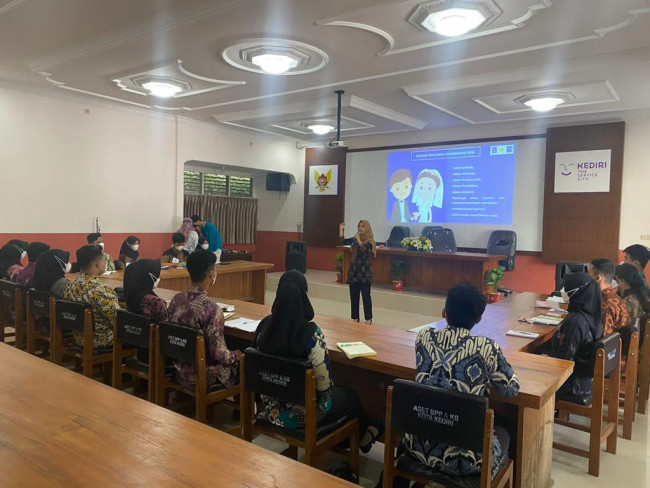 Pembekalan mengenai dampak pernikahan dini di Gedung DP3AP2KB. Pembekalan ini melibatkan Dinas Pendidikan dan Insan GenRe. (Foto: Dok. Istimewa)