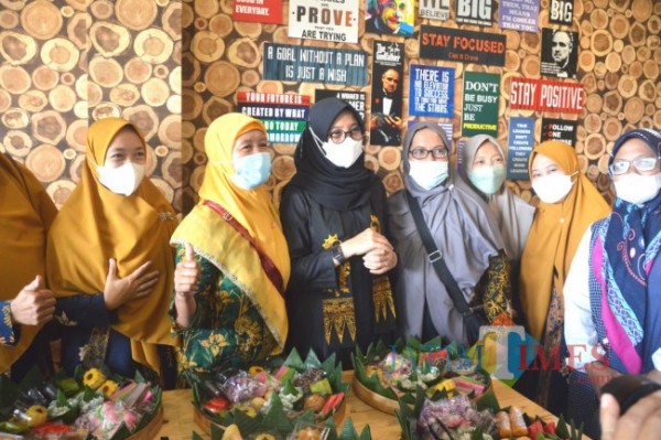 Bupati Banyuwangi Ipuk Fiestiandani bertemu dengan ibu-ibu pengusaha UMKM jajanan pasar di kampung kuliner Jajag. (Foto: Suwandi/ JatimTIMES)