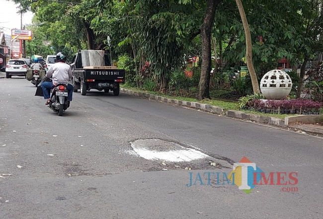 Jalan berlubang di kawasan Jalan Bungur, Kota Malang, Kamis (10/3/2022).