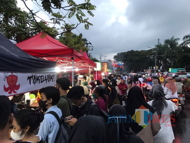 Kerumunan di Pasar Takjil Soekarno-Hatta. 