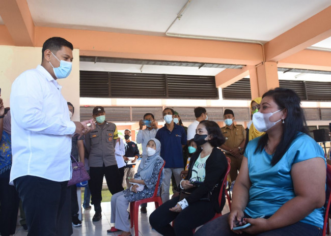 Wali Kota Kediri Abdullah Abu Bakar meninjau jalannya OPM di Rusunawa Blok E Kelurahan Dandangan, Selasa (12/4). (Foto: Dok. Istimewa)