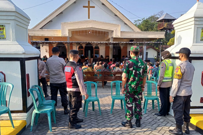 Untuk pengamanan misa Jumat Agung Polres Kediri mengerahkan anggota untuk berjaga di semua gereja di wilayah Kabupaten Kediri. (Foto: Dok. Istimewa)