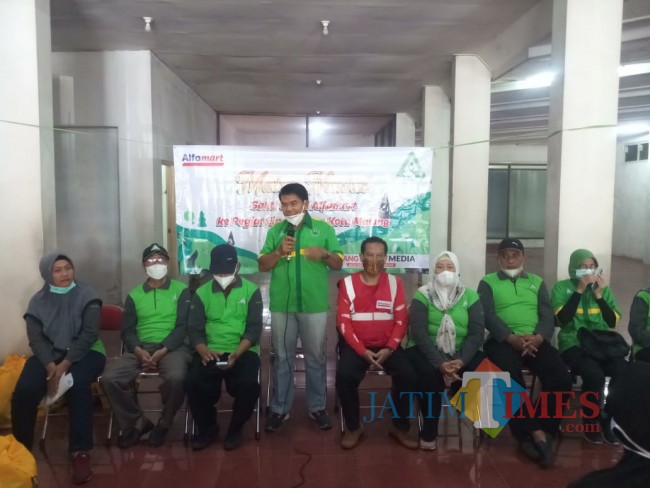 Pembina kader lingkungan Kota Malang, Wasto saat memberikan sambutan (foto: Muslimin/JatimTIMES)