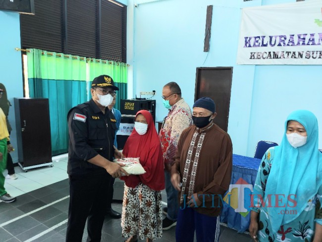 Pemberian bantuan beras 5 kilogram.