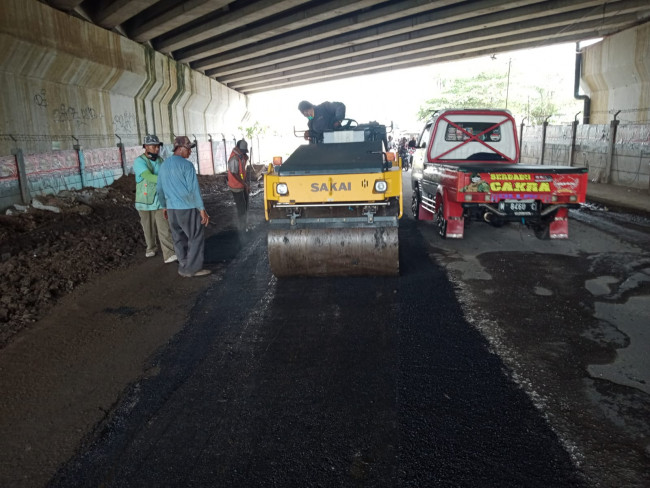 Pekerjaan sapu lobang di ruas jalan Sekarpuro-Bunut Kecamatan Pakis.(Foto: Istimewa)