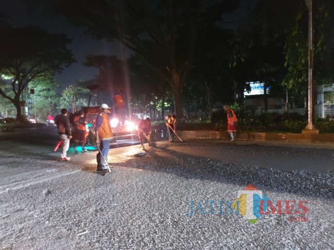 Penambalan jalan berlubang.
