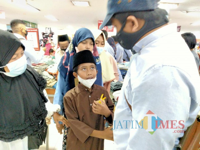 Arif usai belanja dan beranjak pulang.(Foto: Riski Wijaya/JatimTIMES).