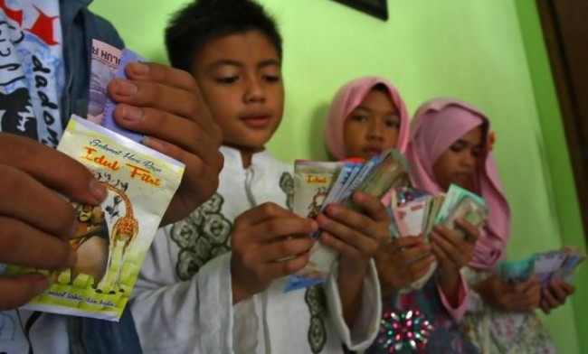 Ilustrasi pemberian uang saku lebaran.(Foto: Istimewa).