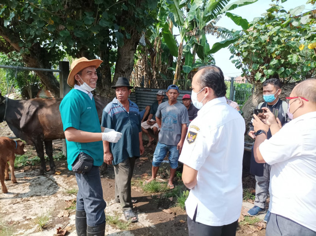 Pemerintah Kota Kediri melalui DKPP lakukan Pemantauan dan Pencegahan PMK pada semua Pasar Hewan di Kota Kediri. (Foto: Dok. Istimewa)