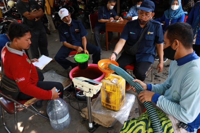  Pemkot Kediri melalui Disperdagin Kota Kediri kembali kucurkan 6.000 kg minyak goreng curah di Pasar Bandar Kota Kediri, Rabu (17/5). (Foto: Dok Pemkot Kediri)