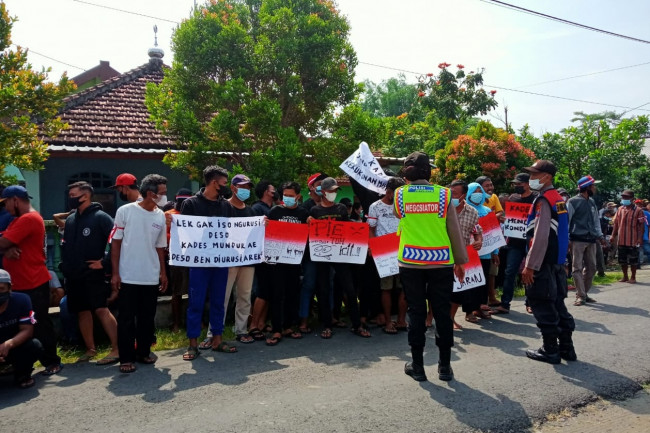 Ratusan warga Desa Tanon, Kecamatan Papar, Kabupaten Kediri menggelar aksi damai di Balai Desa setempat, Selasa (17/5/2022).(Foto: Dok. Istimewa)