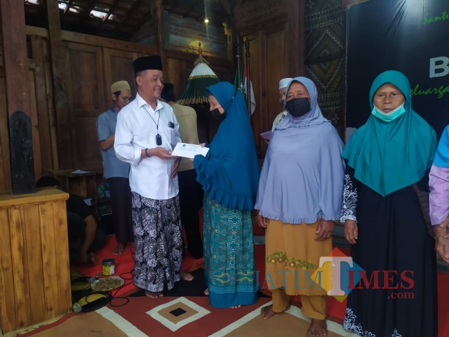 Inisiaator Rumah Sedekah, Nur Shodiq Askandar saat menyalurkan santunan.(Foto: Amin/MalangTIMES)