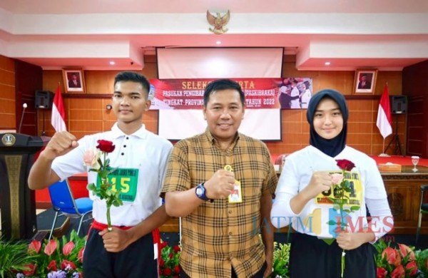 Ketua Purna Paskibra Indonesia (PPI) Provinsi Jawa Timur Sarjono diapit Abimanyu Farrela Andhika Kusuma dan Ayumi Putri Sasaki. (foto Sarjono for JatimTIMES)