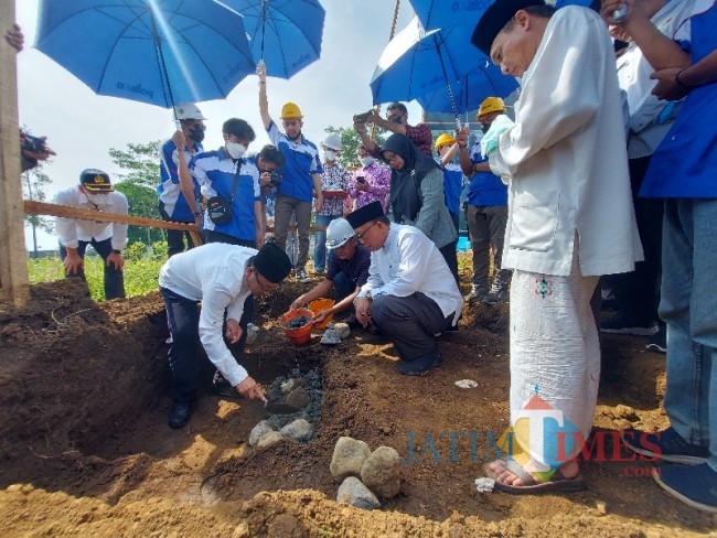 Peletakan batu pertama.