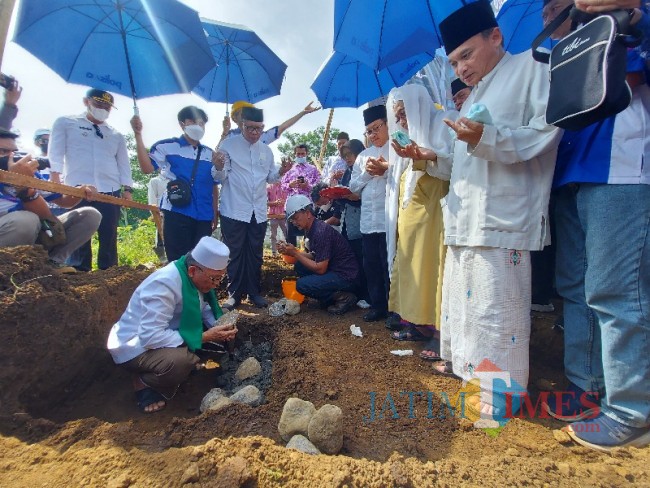 Peletakan batu pertama.