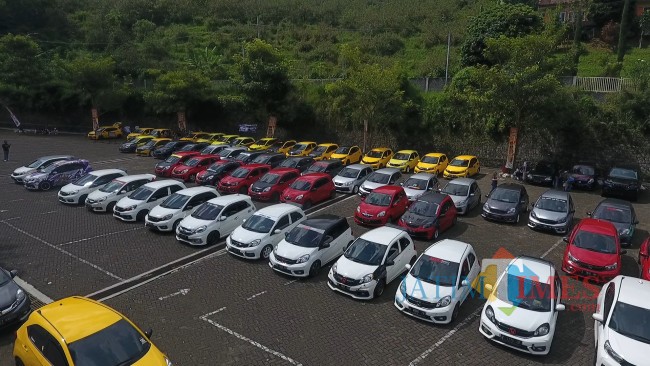 Jajaran mobil Brio yang terparkir saat JamNas kedua (foto: Igoy/IndonesiaOnline) 