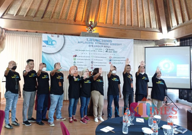 Para direktur BPR Group Pitu+ saat melaunching aplikasi Pondok Kredit (foto: Hendra Saputra/JatimTIMES)