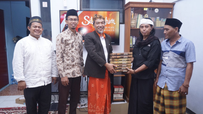 Penyerahan AD/ART PKS kepada budayawan.