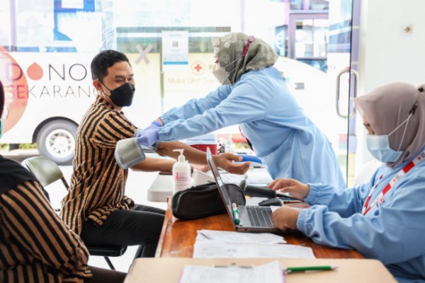 Berlokasi di lobby RSUD Kilisuci, keluarga besar RSUD Kilisuci tampak mengantre untuk melakukan aksi donor darah, hasil kerjasama dengan PMI Kota Kediri, Sabtu (4/6/2022). (Foto: Dok. Istimewa)