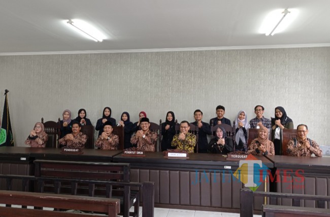 Sekjen Mahkamah Konstitusi Guntur Hamzah berfoto bersama dengan mahasiswa di Moot Court Corner (foto: Hendra Saputra/JatimTIMES) 