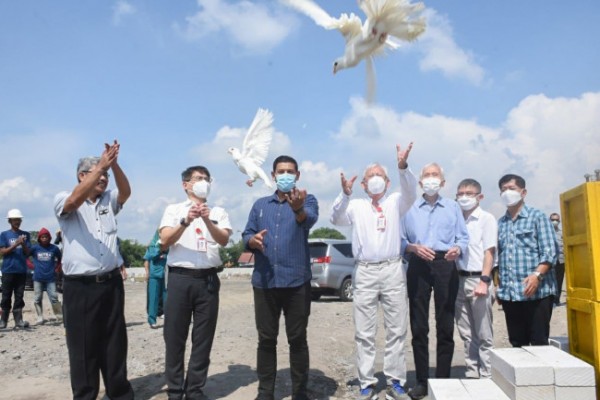 Wali Kota Kediri Abdullah Abu Bakar meletakkan batu pertama pembangunan PT. HAPETE, Minggu (5/6). (Foto: Dok. Istimewa)