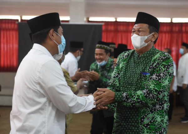 Wali Kota Kediri Abdullah Abu Bakar melepas calon jamaah haji Kota Kediri, Senin (6/6) di Ruang Joyoboyo Balai Kota Kediri. Tahun 2022 calon jamaah haji Kota Kediri sebanyak 89 orang. (Foto: Dok. Istimewa)