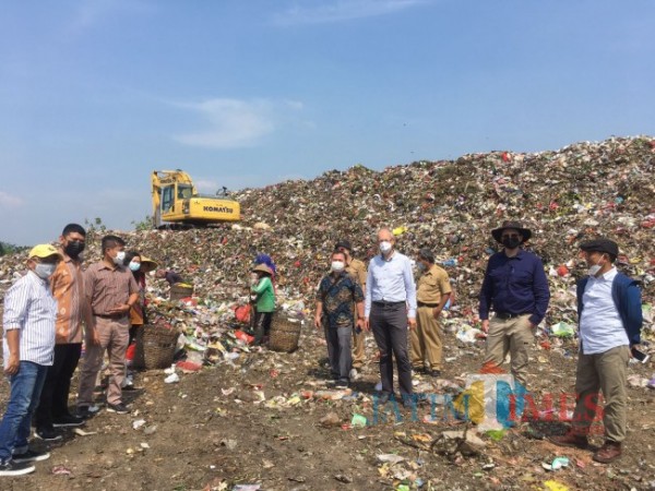 Lembaga donor sampah dari Jerman saat melihat TPA.(foto : istimewa)