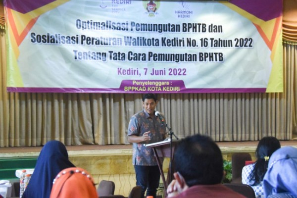 Wali Kota Kediri Abdullah Abu Bakar memberikan pengarahan terkait dengan optimalisasi penerimaan Bea Perolehan Hak atas Tanah dan Bangunan (BPHTB), yang bertempat di Hotel Lotus Garden, Selasa (7/6). (Foto: Dok. Istimewa)