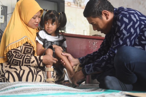 Raut bahagia dan ceria nampak pada wajah Erika Adinia Putri saat Wali Kota Kediri Abdullah Abu Bakar memakaikan sepatu ankle foot orthosis (AFO) di kakinya, Rabu (8/6). (Foto: Dok. Istimewa)