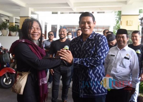 Wali Kota Kediri Abdullah Abu Bakar (kanan) saat memberangkatkan rombongan Vespa ke Bali.(foto : istimewa for JatimTIMES).