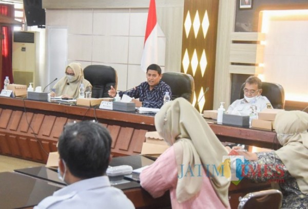 Wali Kota Kediri saat menggelar forum kemitraan bersama BPJS Kesehatan. (foto: istimewa)