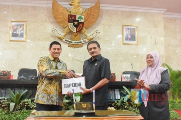Wali Kota Kediri bersama Ketua DPRD saat rapat paripurna pembahasan Raperda. (foto: istimewa)