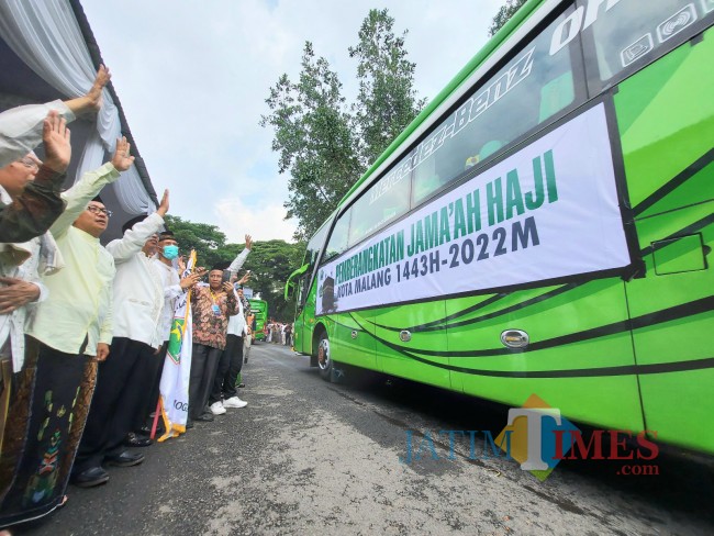 Melambaikan tangan.