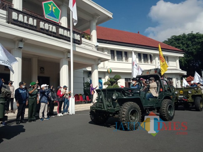 Rombongan atlet yang diangkut mobil jenis Jeep Willy's (foto: Hendra Saputra/JatimTIMES) 