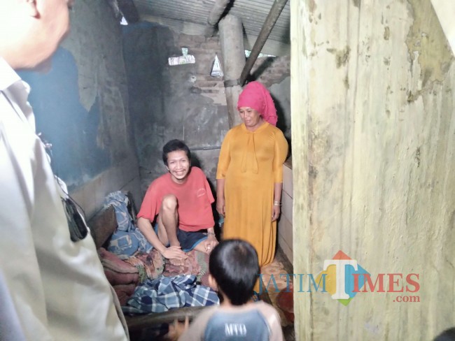 Tim Rumah Sedekah NU saat mengunjungi Ali Fatah di tempat tinggalnya.(Foto: Riski Wijaya/MalangTIMES).