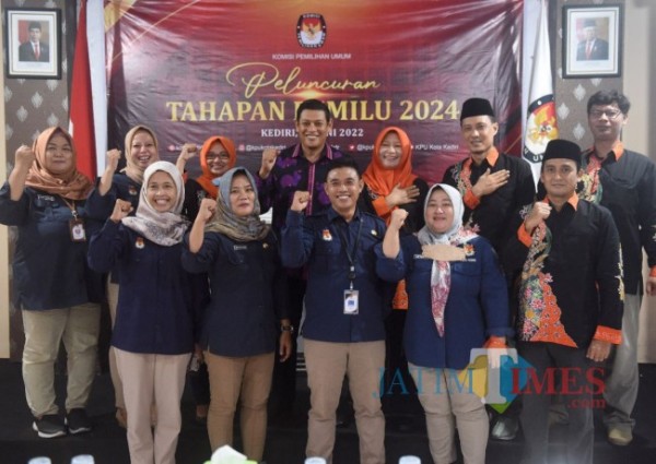 Wali Kota Kediri Bersama KPU menyaksikan tahapan pemilu secara virtual. (Foto: istimewa)