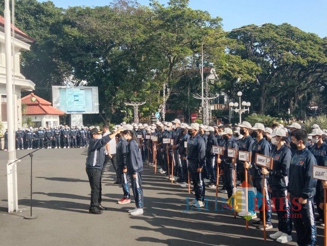 Wali Kota Malang Drs Sutiaji saat menyematkan jaket dan topi kontingen atlet Kota Malang (foto: Hendra Saputra/JatimTIMES) 