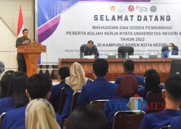 Wali Kota Kediri saat memberikan sambutan kepada para Mahasiswa UM.(foto : istimewa)