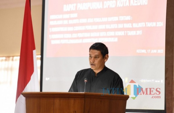Wali Kota Kediri Abdullah Abu Bakar saat memberikan penjelasan kepada anggota DPRD. (Foto : istimewa)