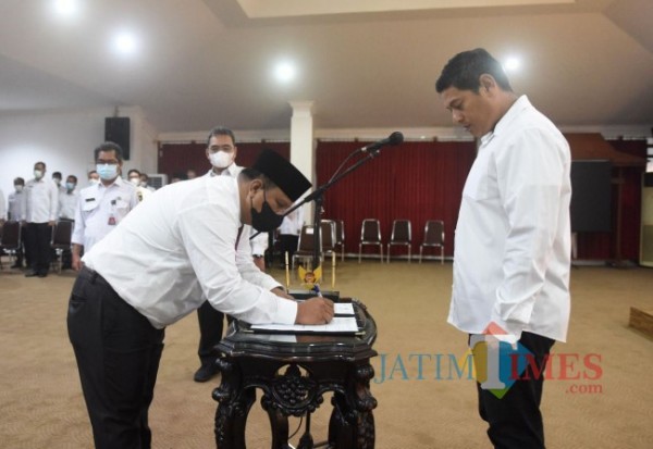 Wali Kota Kediri saat melantik Kepala Dinas Sosial.(foto : istimewa)