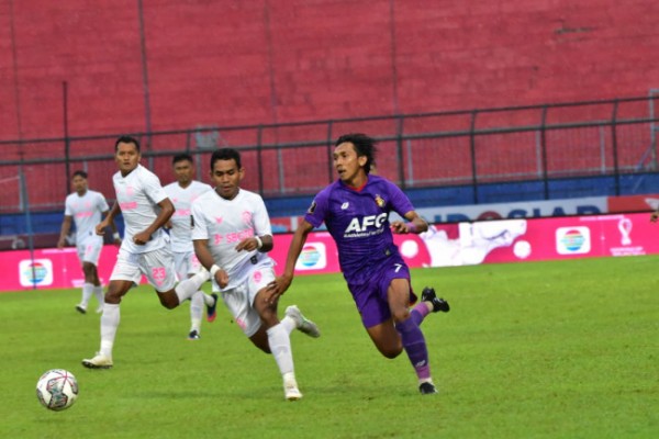 Persik Kediri menjalani pertandingan.(foto : istimewa)