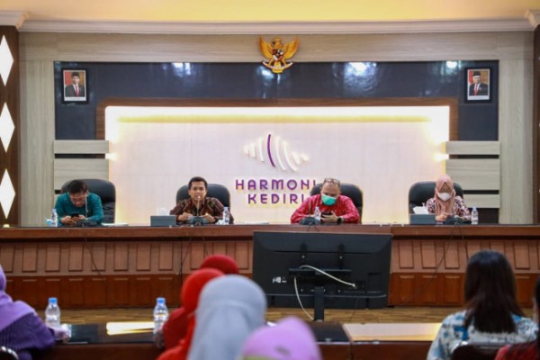 Berlokasi di ruang Joyoboyo, Balaikota Kediri, sebanyak 58 orang anggota forum RT/RW Kota Kediri mendapatkan pengarahan langsung tentang teknis pelaksanaan Prodamas Award tahun 2022. (Foto: Dok HKI)