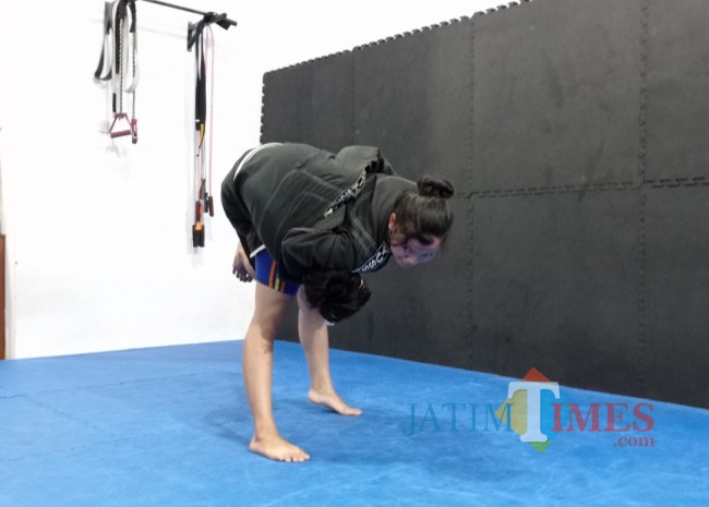 Atlet Persambi Kota Malang saat melakukan latihan dengan teknik bantingan (foto: Hendra Saputra/JatimTIMES)