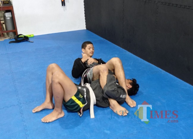 Atlet Persambi Kota Malang saat melakukan latihan dengan teknik kuncian (foto: Hendra Saputra/JatimTIMES)