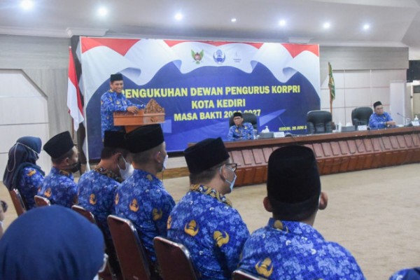 Pengukuhan dilakukan oleh Wakil Ketua II Dewan Pengurus KORPRI Provinsi Jawa Timur Siswo Heroetoto. Sekretaris Daerah Kota Kediri Bagus Alit menjadi Ketua Dewan Pengurus KORPRI Kota Kediri. (Foto: Dok. Istimewa)
