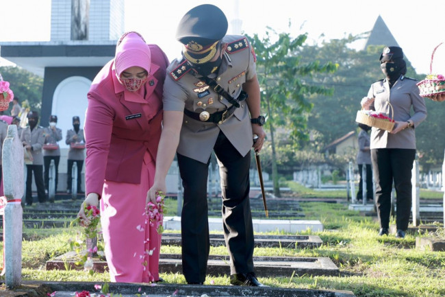 Menjelang HUT Bhayangkara Polres Kediri tabur bunga di TMP. (Foto: Dok. Istimewa)