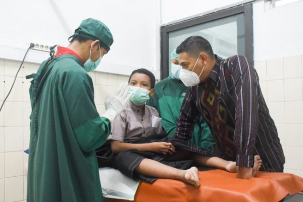 Wali Kota Kediri Abdullah Abu Bakar meninjau pelaksanaan layanan khitan gratis RSUD Kilisuci, Kamis (30/6). (Foto: Dok. Istimewa)