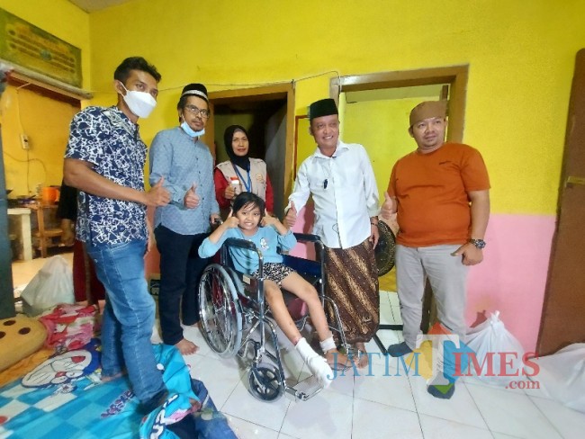 Penyerahan bantuan.
