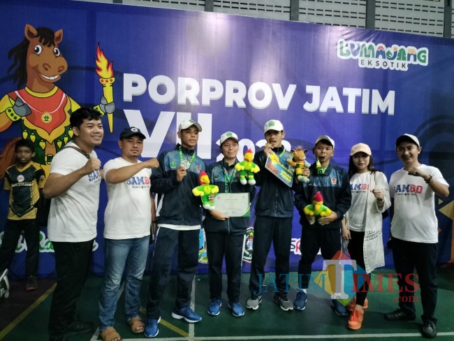 Pengurus Persambi Kota Malang, official dan atlet saat berfoto bersama (foto: Hendra Saputra/JatimTIMES)