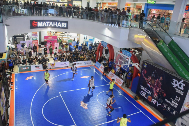 Wali Kota Kediri Abdullah Abu Bakar menyaksikan 3X3 Basketball Competition, Minggu (3/7). (Foto: Dok. Istimewa)